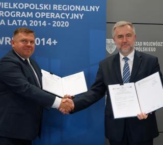 na fot. od prawej: Marek Woźniak / marszałek województwa wielkopolskiego; Krzysztof Urbaniak / prezes WARP
