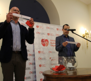 na fot.: Głosowanie i wybór numerów dla zadań zgłoszonych do budżetu obywatelskiego / na zdj. od lewej: Sebastian Górski / zastępca prezydenta miasta; Mateusz Nycek / miejski radny / fot. UM Ostrów Wielkopolski