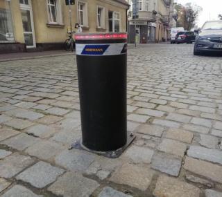 na fot.: takie słupki stanęły we wjeździe na rynek w Ostrowie od strony ulicy Raszkowskiej. Fot. UM Ostrów