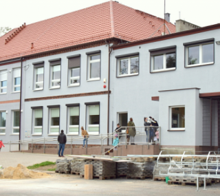 na fot.: Szkoła z nowym łącznikiem tworzą funkcjonalną i estetyczną całość / fot. Gmina Ostrów Wielkopolski