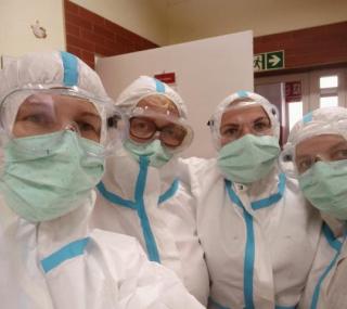 na fot.: Ci pracownicy DPS-u przez 10 dni non stop opiekowali się chorymi podopiecznymi; fot. DPS Odolanów
