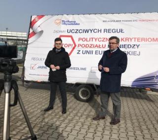 na fot. od prawej: Jarosław Urbaniak / poseł KO; Jakub Paduch / ostrowski radny miejski