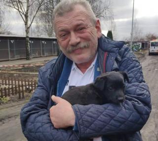 na fot.: wójt Żelazkowa podczas odbierania szczeniaka ze schroniska; fot. schronisko Kalisz