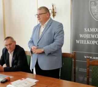 na fot. od lewej: Krzysztof Grabowski /wicemarszałek Województwa Wielkopolskiego, Zbigniew Słodowy / wicestarosta kaliski