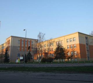 na fot.: IV LO w Ostrowie; fot. archiwum