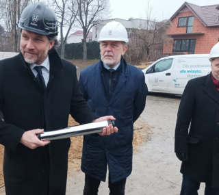 na fot.: od lewej Krystian Kinastowski / prezydent Kalisza. Jan Mosiński / poseł PiS, Tomasz Ławniczak / poseł PiS
