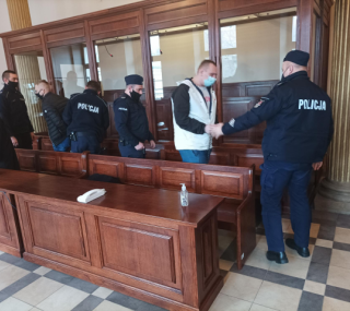 na fot. oskarżeni Bartłomiej J. i Łukasz O. przed opuszczeniem sali rozpraw w asyście funkcjonariuszy policji