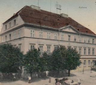 graf. pleszewski ratusz na pocztówce z 1907 r. / Muzeum Regionalne w Pleszewie