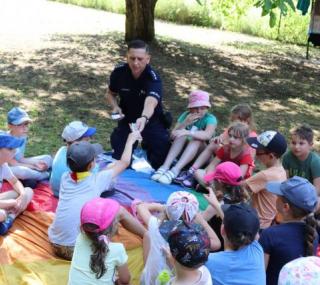 na fot. asp. szt. Piotr Szczepaniak / rzecznik krotoszyńskiej policji podczas spotkania z zuchami na obozie / fot. KPP Krotoszyn