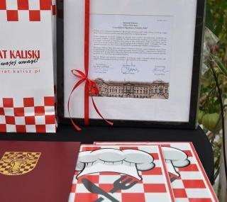 na fot.: tabliczki z logo Szlaku Kulinarnego "Kaliskie Smaki"
