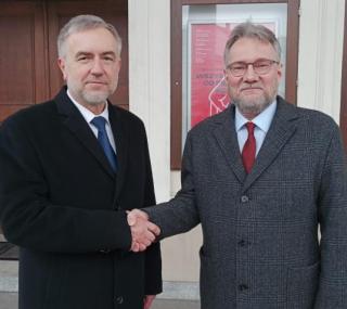 na fot. od lewej: Marek Woźniak/marszałek województwa wielkopolskiego, prof. Piotr Łuszczykiewicz/bezpartyjny kandydat na prezydenta Kalisza