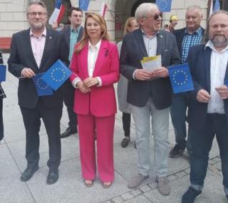 na fot. od lewej: Alicja Łuczak / poseł na sejm RP / Koalicja Obywatelska, Piotr Łuszczykiewicz / kaliski radny / Kolaicja Obywatelska, Barbara Oliwiecka / poseł na sejm RP / Polska 2050 Szymona Hołownii, Micał Witkowski / przewodniczacy Komiteku Obrony Demokracji w Kaliszu, Tomasz Wasiak / Komitet Obrony Demokracji