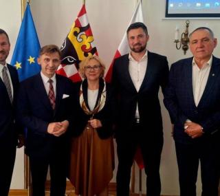 na fot. od lewiej: Krzysztof Dziedzic / członek zarządu powiatu kaliskiego PiS; Jan Adam Kłysz / starosta kaliski; Ewa Woźniak / członek zarzadu powiatu kaliskiego; Paweł Kaleta / wicestarosta powiatu kaliskiego / PiS; Zbigniew Słodowy / członek zarządu powiatu kaliskiego / Stowarzyszenie Ziemia Kaliska Razem / fot. FB Starosta Kaliski Jan Adam Kłysz