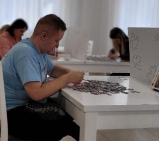 na fot. Damian Siewieja wychowanek Centrum Edukacyjno-Rehabilitacyjnego Tęcza / fot.: CER Tęcza