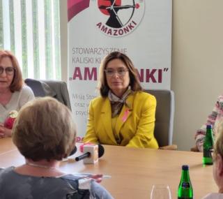 na fot.: marszałek Senatu RP w trakcie spotkania z kaliskimi amazonkami w Wielkopolskim Centrum Onkologii/filia w Kaliszu