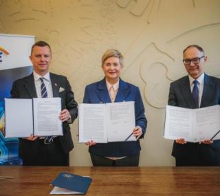 Na fot.: Ze strony samorządu miejskiego umowę z PGE podpisali: prezydent Beata Klimek i zastępca prezydenta Mikołaj Kostka / Fot. UM Ostrów