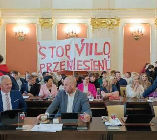 na fot. na pierwszym planie radni-zwolennicy likwidacji: Tomasz Grochowski (niezrzeszony) i Marcin Strzelec (PiS)