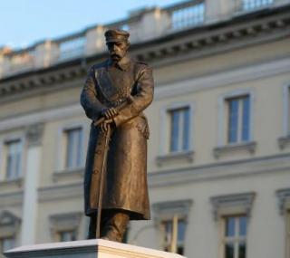 na fot.: pomnik marszałka Józefa Piłsudskiego, Kalisz, al. Wolności / źródło: www.KALDRON.pl