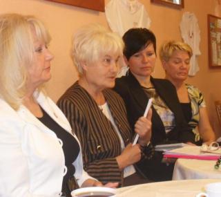 od lewej: Barbara Wrzesińska, Kazimiera Lissy-Kalafarska i kaliskie Amazonki