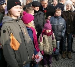 Prezydent Bronisław Komorowski w trakcie spaceru po Kaliszu