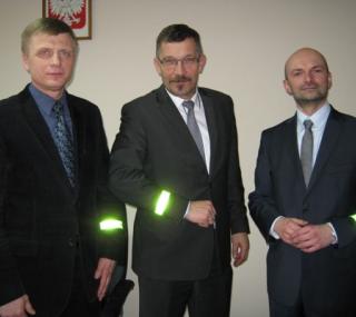 od lewej: K. Rzepczyk, komendant KPP w Jarocinie, S. Martuzalski, burmistrz Jarocina, S. Chrzanowski, zastępca dyrektora WORD