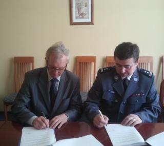 Od lewej: dyrektor WORD Stanisław Piotrowski, komendant KMP Kalisz mł. insp. Mirosław Ścisły.