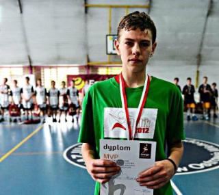na zdjęcu: Kacper Marchewka z SP 1 Ostrów. Fot. EnergaBasketCup.pl
