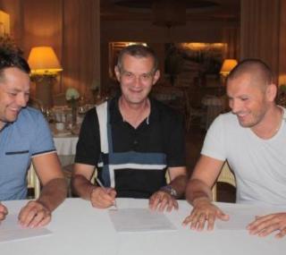 na zdjęciu: Marcin Napierała (wicprezes BM Slam Stal), Zoran Sretenović (trener) oraz Paweł Matuszewski (prezes BM Slam Stal)