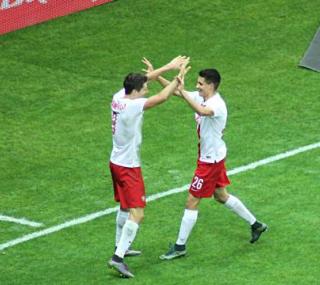na fot.: Obecnie Kapustka gra już w reprezentacji Polski. Na zdjęciu z Robertem Lewandowskim