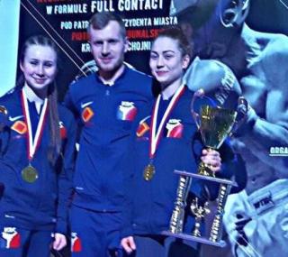 na fot: Mistrzynie Polski z Ostrowa Weronika Szymczak (z lewej) i Olga Michalska (z prawej) wraz z trenerem Radosławem Radomskim