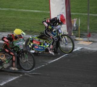 na fot. Start do wyścigu. Łukasz Sówka (kask czerwony) i Roland Benko (kask żółty)