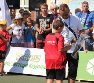na fot. Andrzej Kryjom wręczający nagrody w zeszłorocznym turnieju