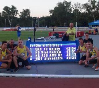 na fot. Srebrna sztafeta KS Stali Ostrów 4x100 metrów wraz ze swoim trenerem Michałem Walczakiem / fot. Facebook