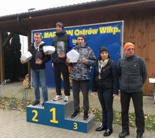 na fot.: Podium biegu głównego na 15 kilometrów. Fot. Facebook 4. Ostrowska Jesień Biegowa