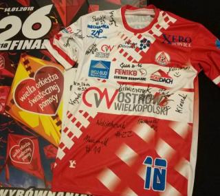 na fot.: KPR Ostrovia przekazał na licytację koszulkę z autografami ostrowskich szczypiornistów.