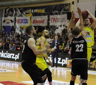 na fot.: W Ostrowie BM Slam Stal pokonała Czarnych 76:44. Do rewanżu w Słupsku niestety nie dojdzie.