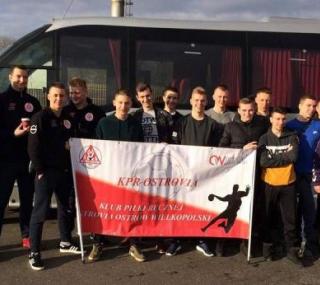 na fot. Drużyna Juniorów KPR Ostrovia przed wyjazdem do Gryfina / fot. facebook KPR Ostrovia