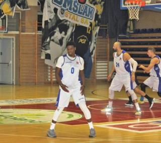 na fot. Mike Scott (numer 0) rzucił w sobotę 22 punkty dla BM Slam Stali