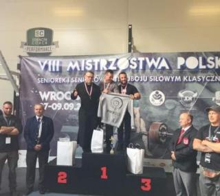 na fot.: Szymon Jonczak na podium mistrzostw Polski w kategorii 74 kg.