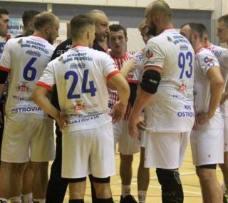 na fot. Piłkarze ręczni Ostrovii wygrali w Wieluniu 28:24