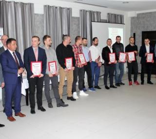 na fot. Zarząd TP Ostrovia 1909 podziękował szerokiej kadrze trenerskiej klubu
