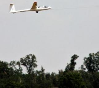 na fot. Jacek Flis, który wygrał czwarte i piąte zadanie, odbiera gratulacje z rąk dyrektora Aeroklubu Ostrowskiego, Karola Skarżyńskiego / fot. facebook Aeroklubu Ostrowskiego