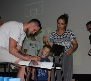 na fot. Mateusz Ponitka rozdał mnóstwo autografów i pozował do zdjęć z kibicami