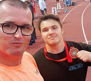na fot. Piotr Goździewicz z trenerem Marcinem Małeckim.