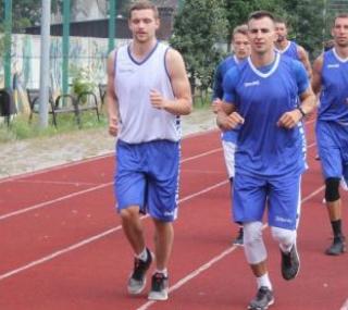na fot. Koszykarze przygotowują się także pod kątem ogólnorozwojowym