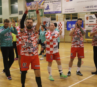 na fot. Szczypiorniak dziękuje kibicom za gorący doping