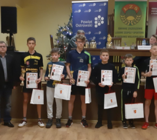 na fot. Podium kategorii juniorów / fot. Materiały LKS Tajfun Ostrów