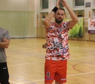 na fot.: Paweł Adamczak (z prawej) nie będzie mógł pomóc w drugiej rundzie Szczypiorniakowi w walce o awans do I ligi.
