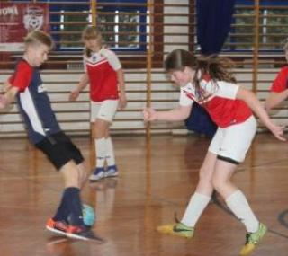 na fot. Fragment meczu półfinałowego Łużyczanki Kuźnica Grabowska z Ostrovią 1909 Ostrów