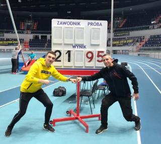na fot.: Marcin Karolewski po rekordowym biegu na 200 metrów wraz ze swoim trenerem, Michałem Walczakiem; fot. Facebook KS Stal LA